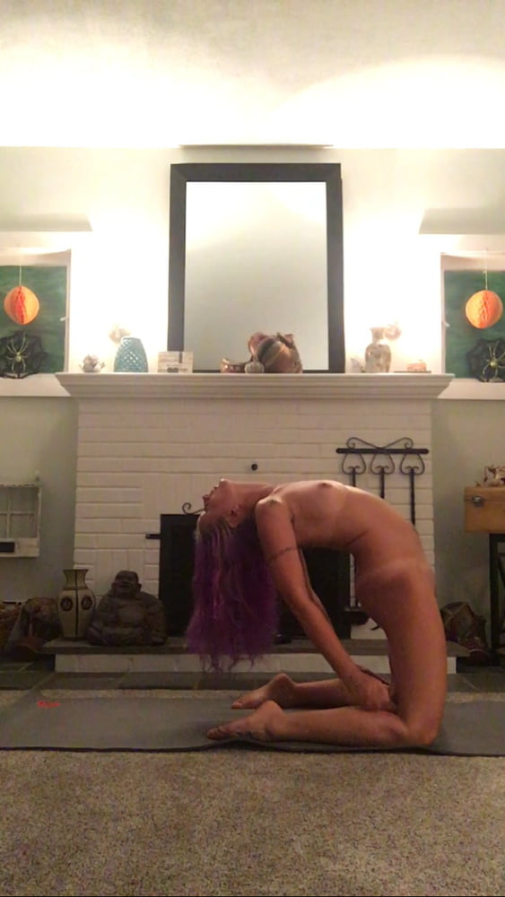 Sexy Sängerin macht nacktes Yoga
 #91855830