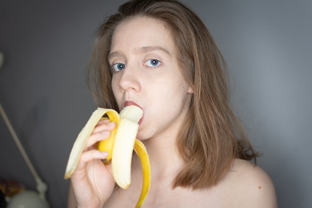 Mujer banana
 #105294593