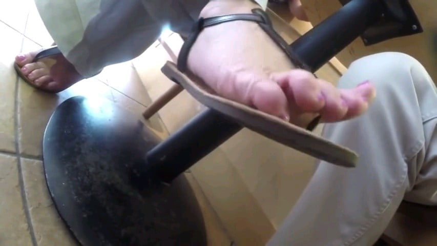 I miei piedi bevendo un caffe con amico a Vigevano #80564982