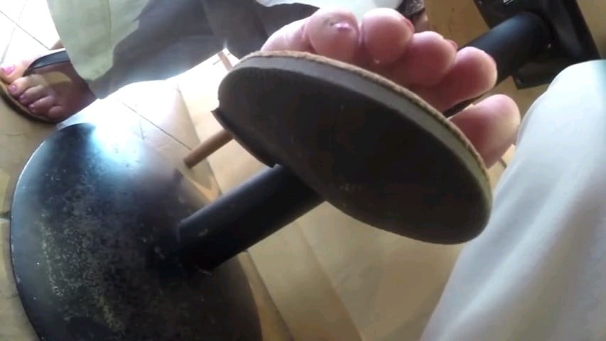 I miei piedi bevendo un caffe con amico a Vigevano #80564985