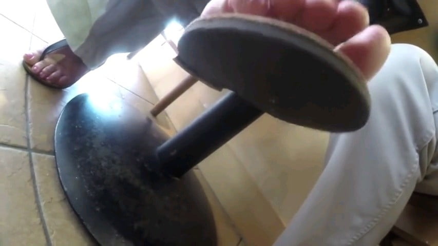 I miei piedi bevendo un caffe con amico a Vigevano #80565522