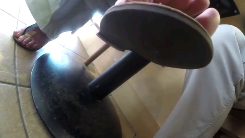 I miei piedi bevendo un caffe con amico a Vigevano #80565524