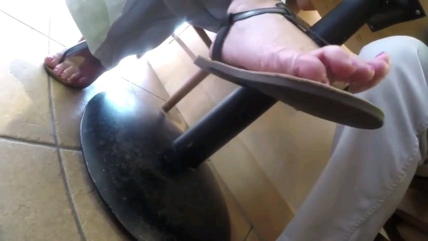 I miei piedi bevendo un caffe con amico a Vigevano #80565633