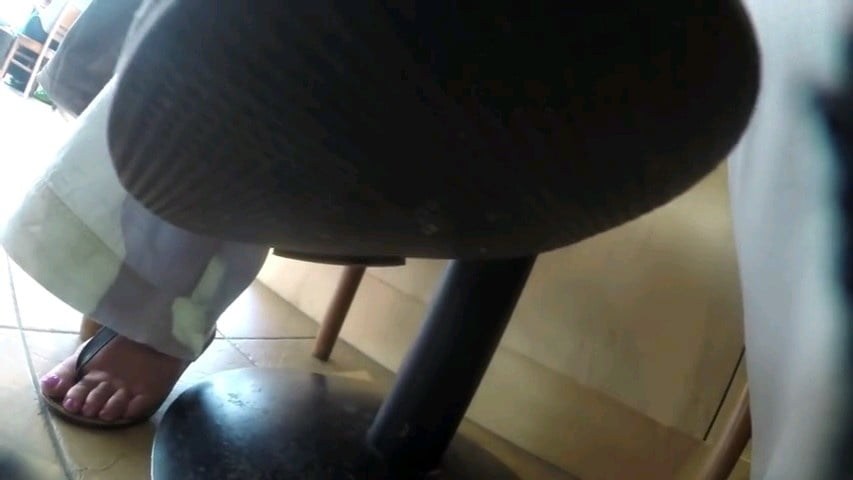 I miei piedi bevendo un caffe con amico a Vigevano #80565686