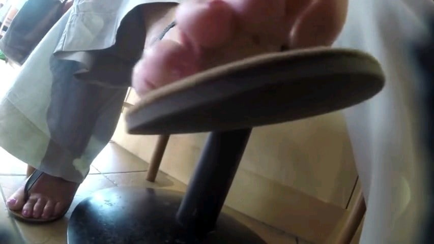 I miei piedi bevendo un caffe con amico a Vigevano #80566380