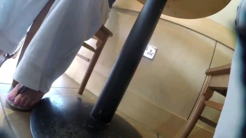 I miei piedi bevendo un caffe con amico a Vigevano #80566413