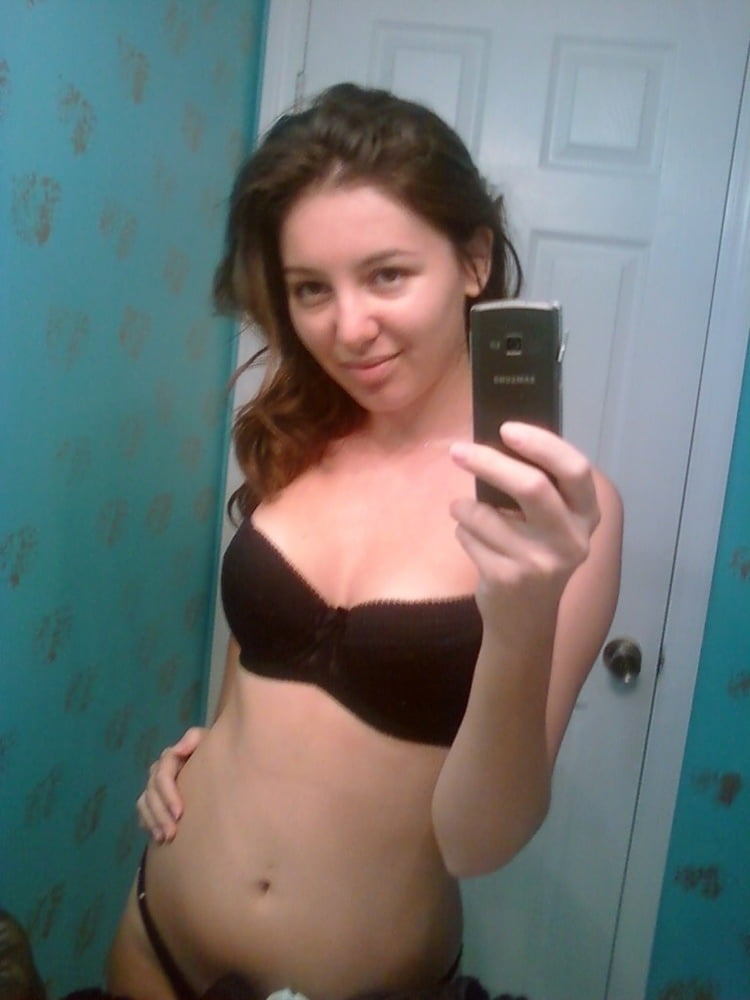 Amateur hottie zeigt aus
 #90528222