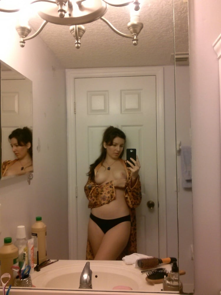 Amateur hottie zeigt aus
 #90528253