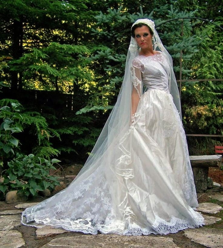 Abiti da sposa di seta e abiti da sposa 1
 #103388182