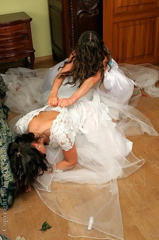 Abiti da sposa di seta e abiti da sposa 1
 #103388620