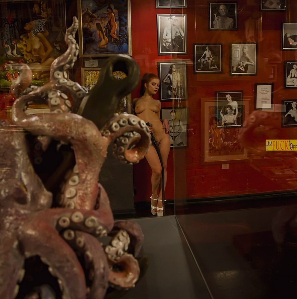 naked in a museum #105772014