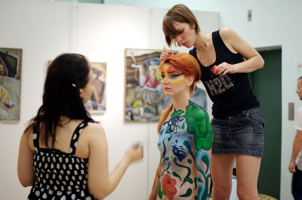 naked in a museum #105772299