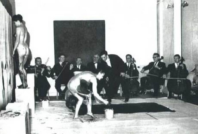naked in a museum #105772583