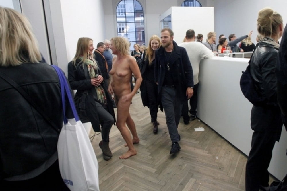 Desnudos en un museo
 #105772713
