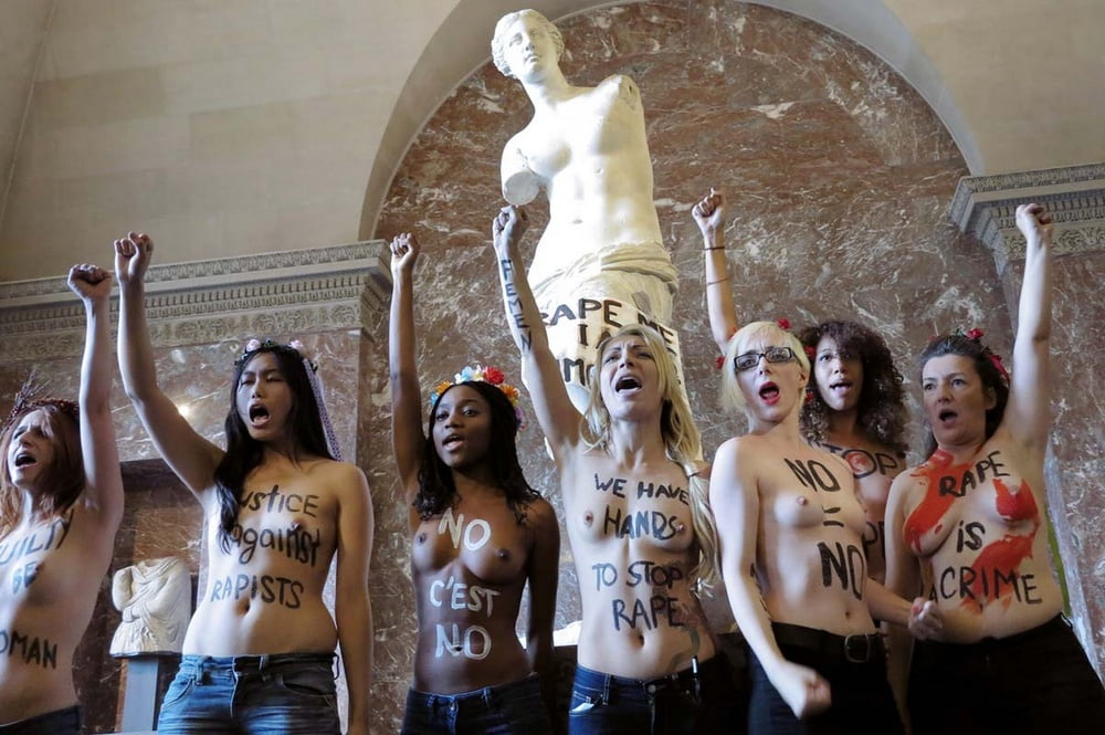 naked in a museum #105772779