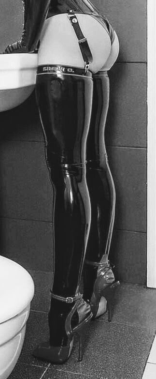 Latex Mädchen 26
 #105950742