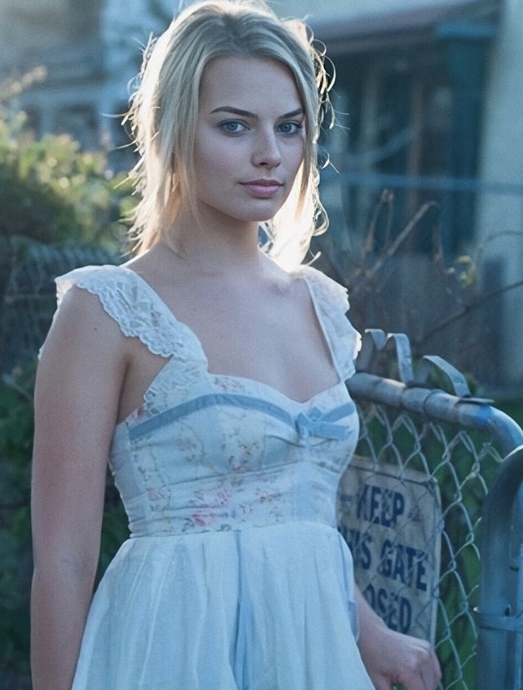 Margot Robbie #89393343