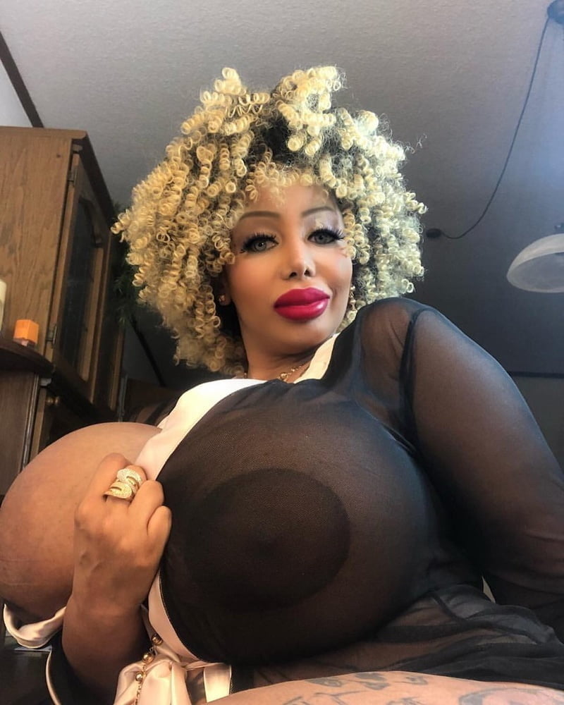 Meine Mutter verbesserte ihre Titten, um mir zu gefallen - 01
 #105459727