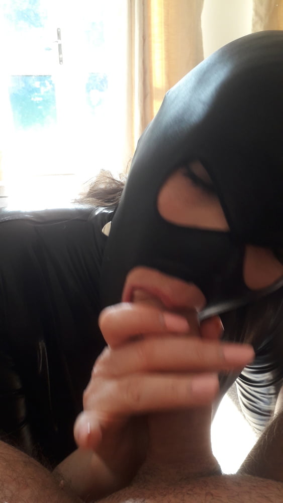 Maskierte Dame saugt Schwanz
 #94076260