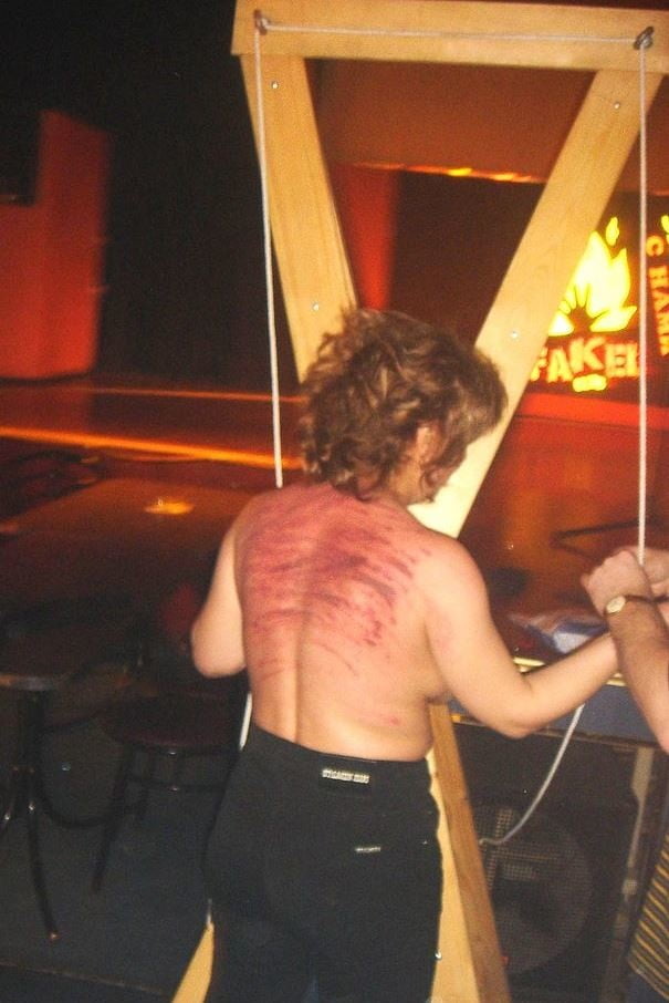 Flagellation dans le dos dans un club russe 1
 #92298680