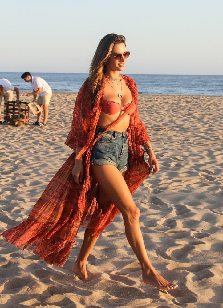 Alessandra ambrosio pieds photos = déesse ale par villisilva
 #104390331