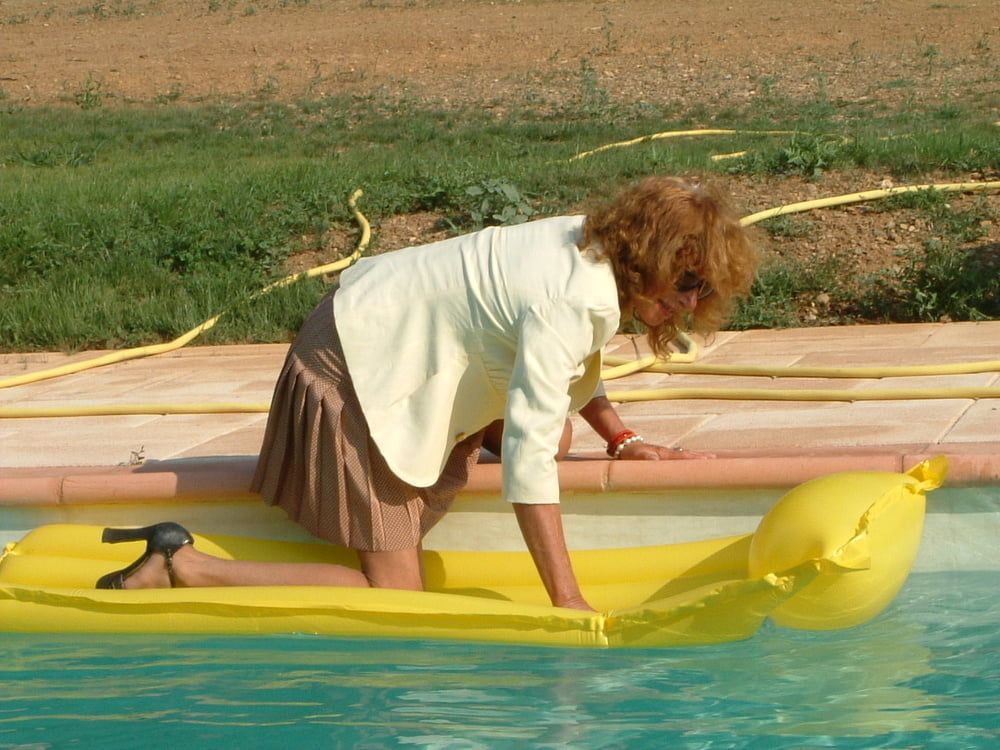 Marjorie dans la piscine
 #97096999