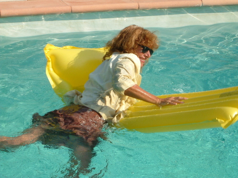 Marjorie dans la piscine
 #97097007