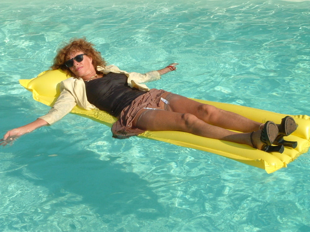Marjorie dans la piscine
 #97097011