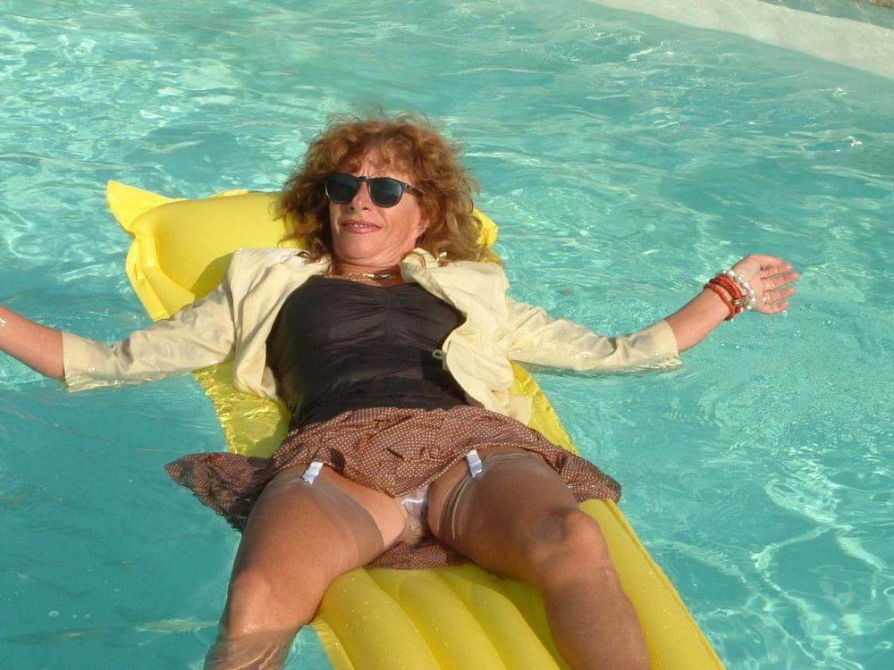 Marjorie dans la piscine
 #97097021
