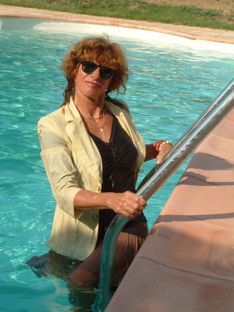 Marjorie dans la piscine
 #97097037