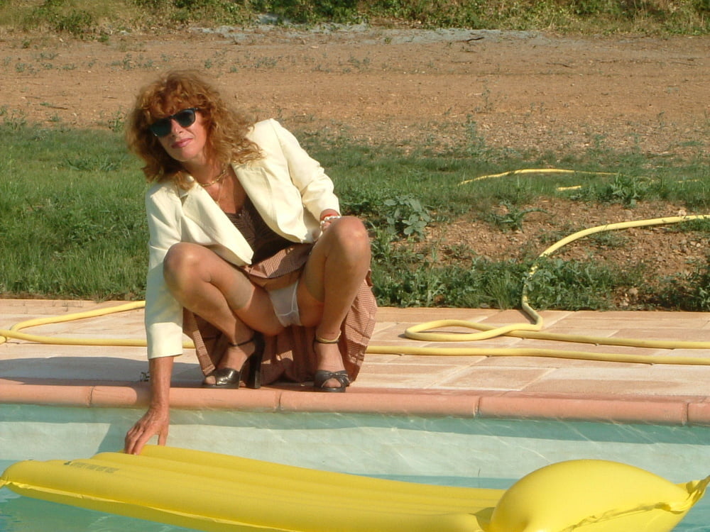 Marjorie dans la piscine
 #97097043