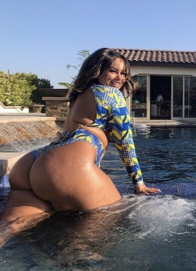 Caderas anchas de las mujeres 311
 #105170899