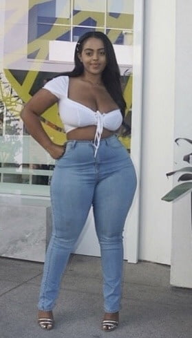 Caderas anchas de las mujeres 311
 #105170928