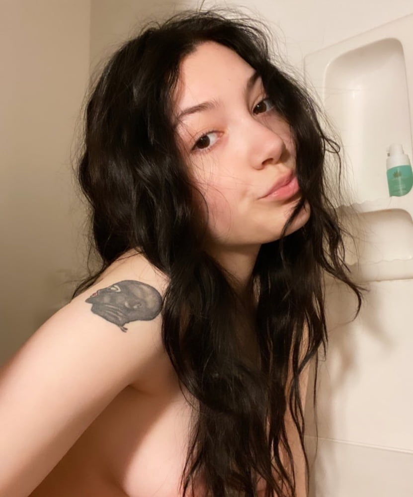 Hot sexy 20 Jahre alt christina private selfie pics zu Hause
 #80949018