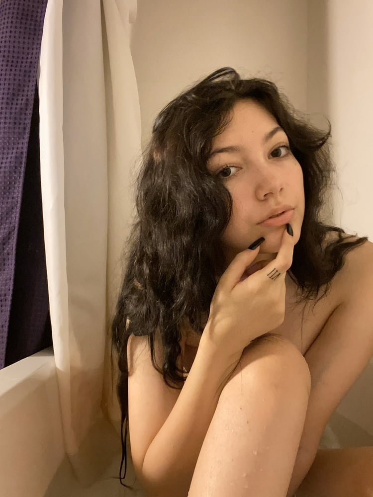 Hot sexy 20 Jahre alt christina private selfie pics zu Hause
 #80949051