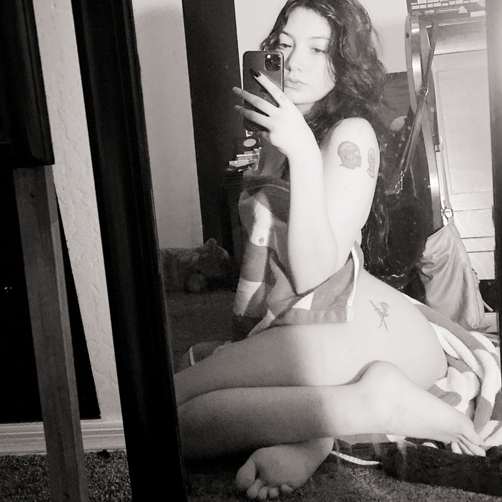 Hot sexy 20 ans christina private selfie pics à la maison
 #80949116