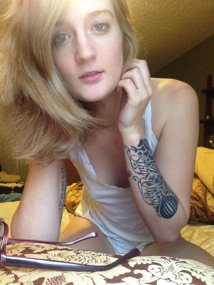 Sexy ragazza nerd tatuata esposta
 #98890820