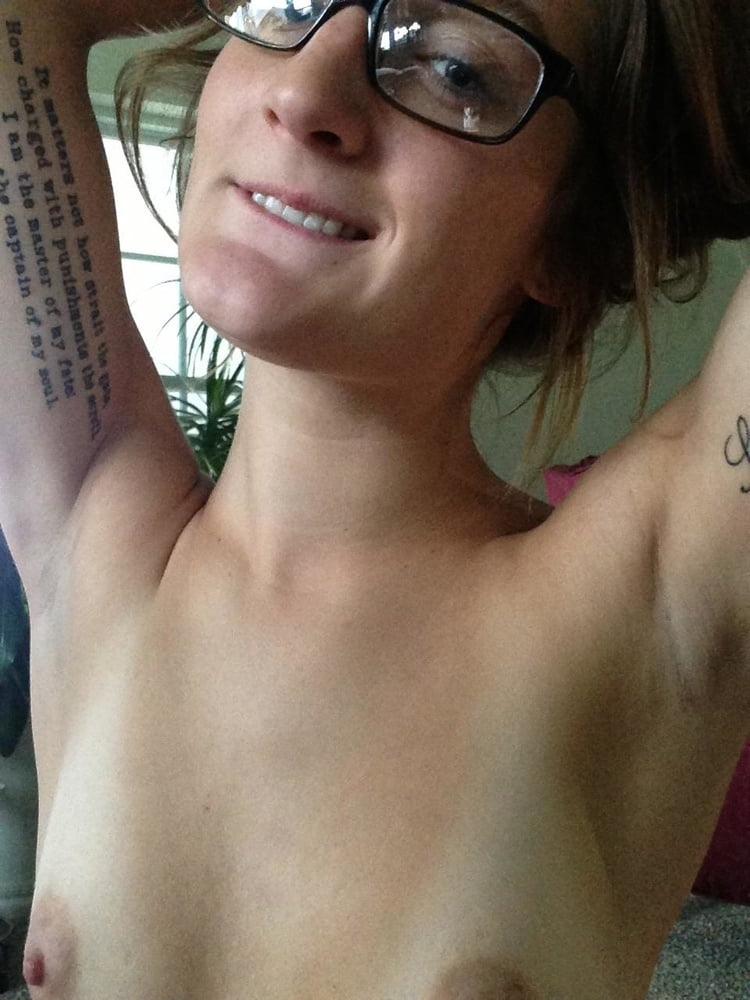 Sexy nerdy tatoué petite amie exposée
 #98891509