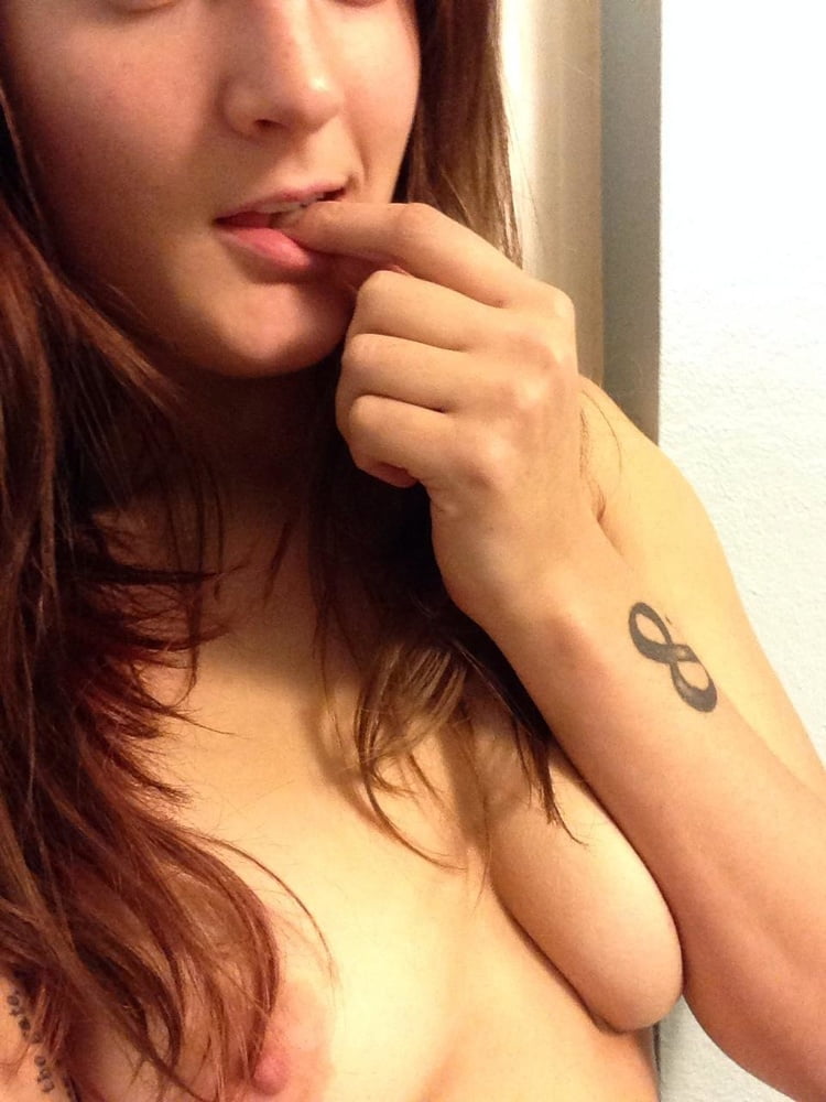 Sexy nerdy tatoué petite amie exposée
 #98891590