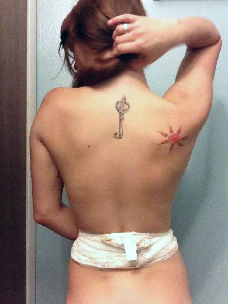 Sexy nerd tatuado novia expuesta
 #98891733