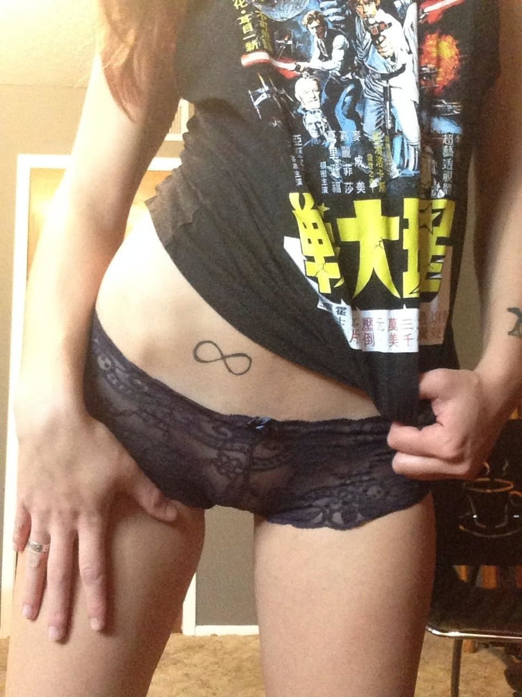 Sexy nerdy tatoué petite amie exposée
 #98891777
