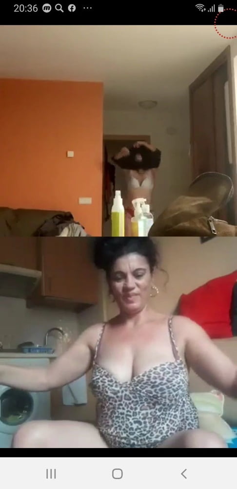 Zwei Frauen Brüste Arsch Bikini Live Facebook Rumänisch
 #89350592