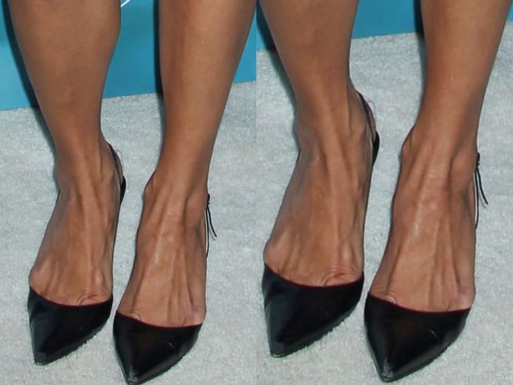 Jambes sexy de Maria bello pieds et talons hauts
 #99537659