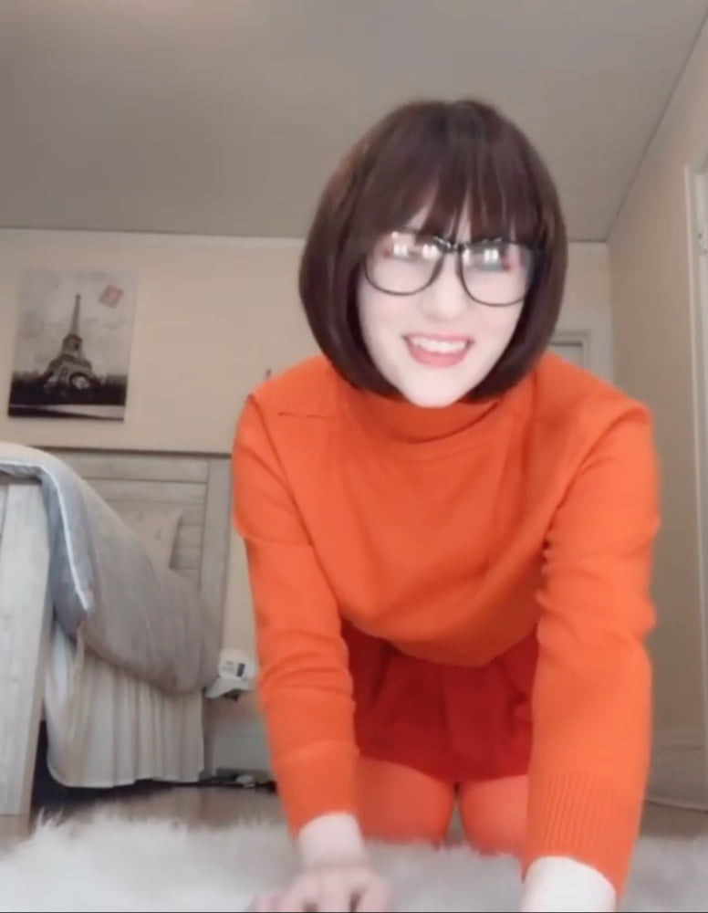 Velma cosplay flessibile gonna arancione calze mutandine gambe culo
 #97417984