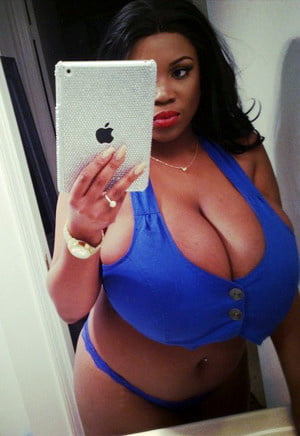 Sexy filles noires avec de grands seins et des corps étonnants
 #79698310