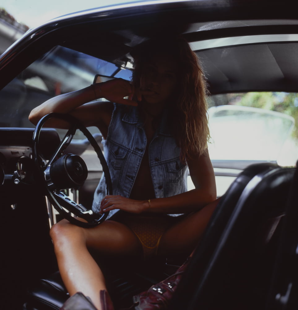 Ein Mädchen in einem Auto
 #81298876