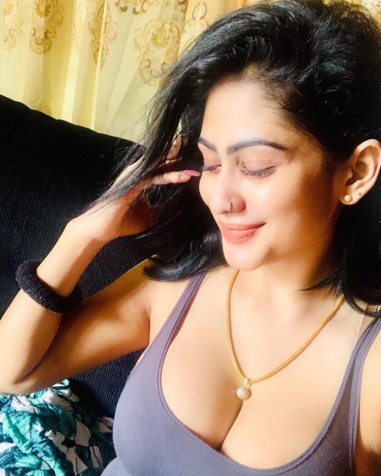 Piumi hansamali
 #104854881