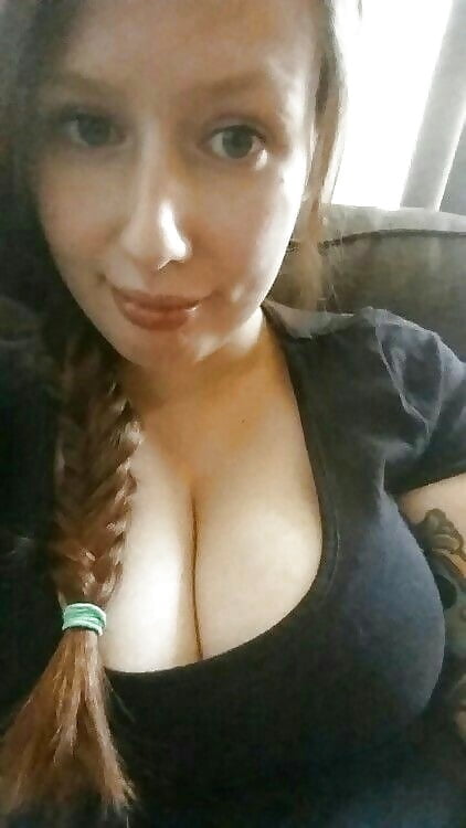 CLEAVAGE VALLY   GIVE WAY #102861417