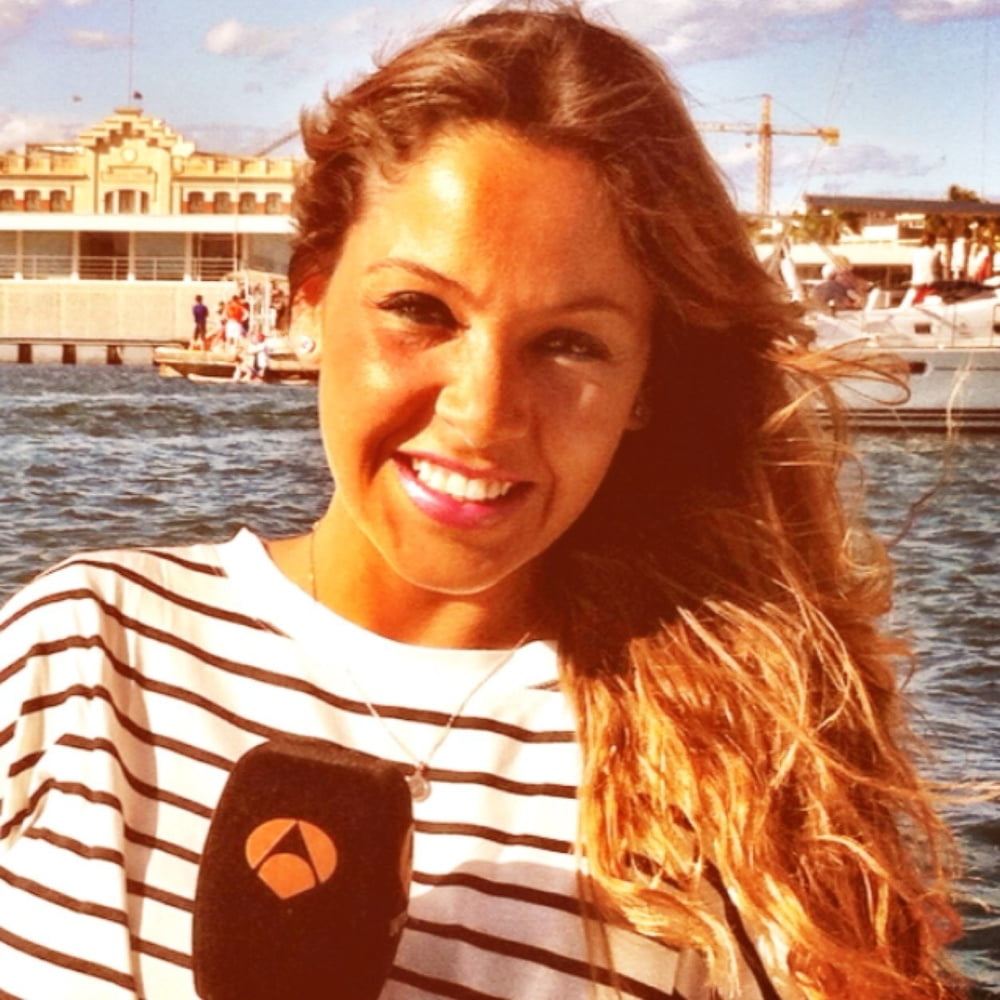 セクシーなニュースのプレゼンター
 #89768698