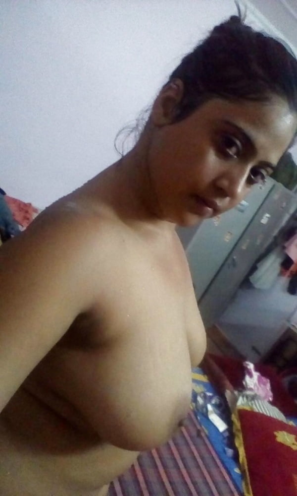 Indische Frau zeigt ihre großen natürlichen Brüste
 #81306087